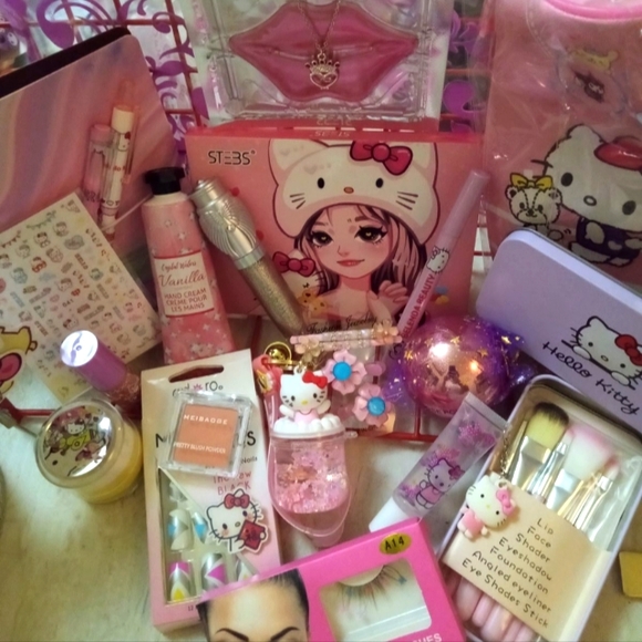 Hello Kitty Makeup Bundle - Picture 1 of 1